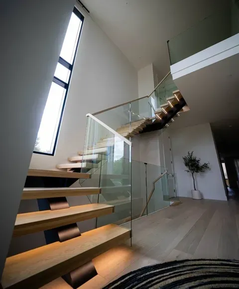 Glass Tread Cantilevered Systems in New York, NY